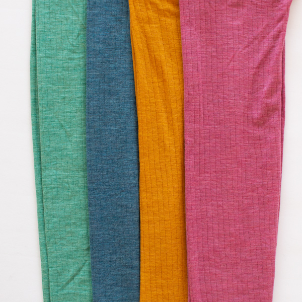 全部で4色（左から、GREEN、BLUE、YELLOW、PINK）