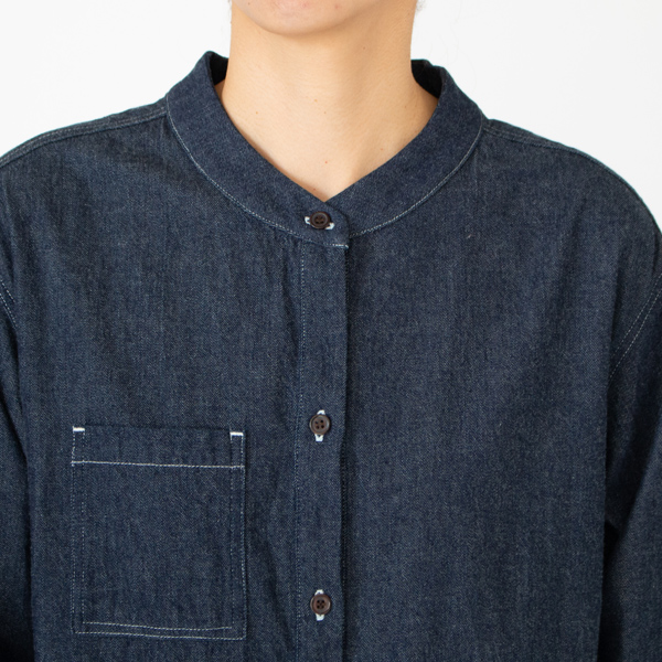 首元はすっきりとしたスタンドカラー(INDIGO)