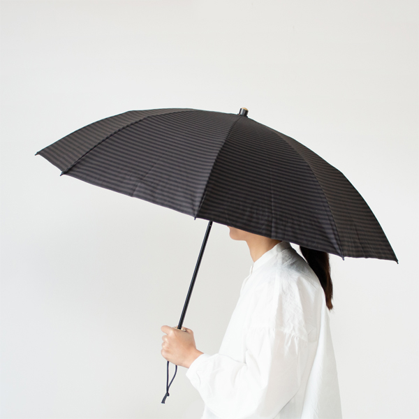 女性が持ったところ。ユニセックスでご使用いただけます(CHARCOAL)