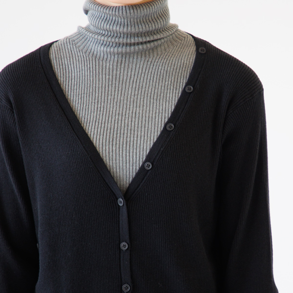 飾りボタンがさりげないアクセントに(BLACK)