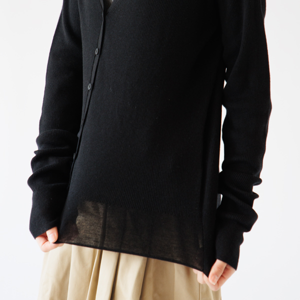 薄手なので上にアウターを羽織ってもたつきません(BLACK、身長162cm)