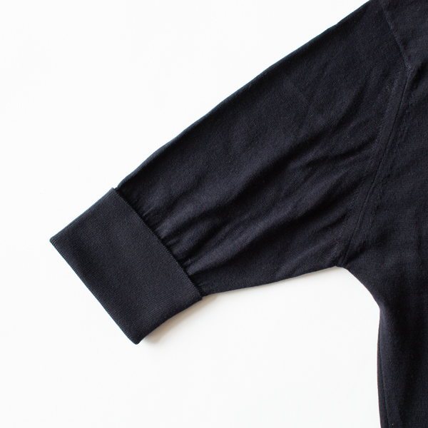 袖はリブを折り返して着られるターンバック仕様(NAVY)