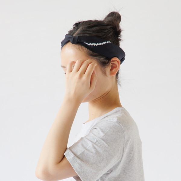 細身なので、ヘアバンドにしてもボリュームが出過ぎません(Mokume Shibori Black)