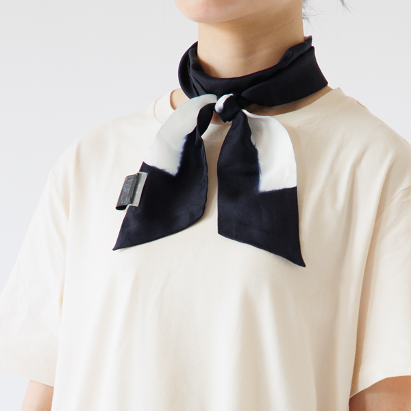 シンプルなTシャツも上品に見えます(Itajime Shibori Black)