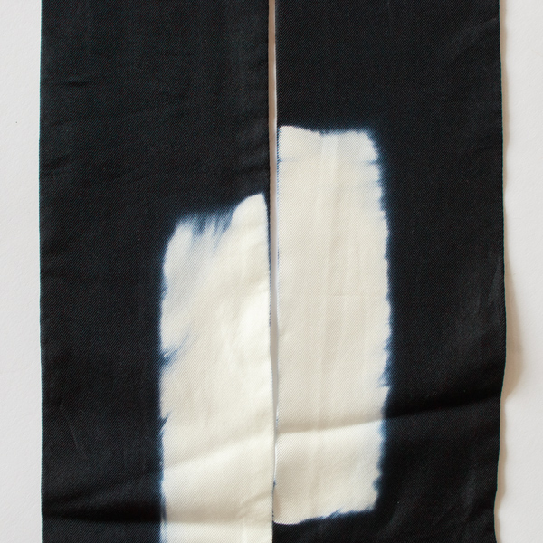 絞り染めらしいまだらや擦れが魅力(Itajime Shibori Black)