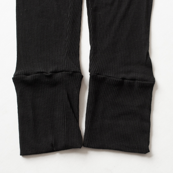 裾の切り替え部分は高めの位置設定(BLACK)