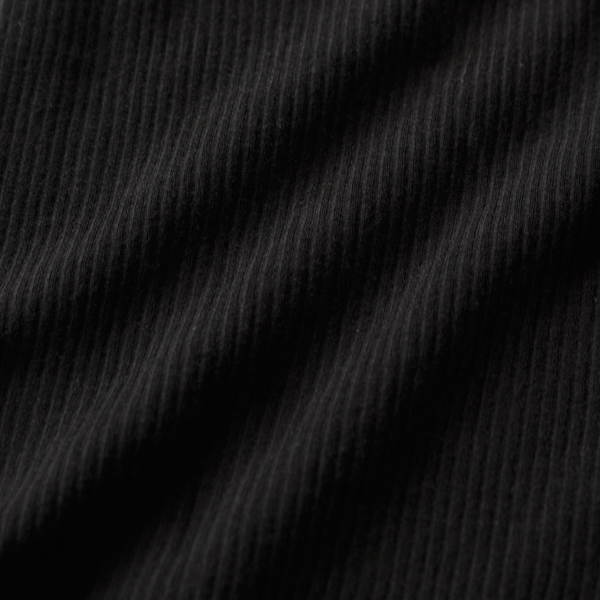 汗をかく季節でもべたつきにくく、肌離れがよいのが特徴(BLACK)