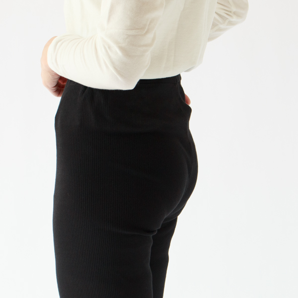 ヒップをすっぽり包み込む安心感(身長163cm・BLACK)
