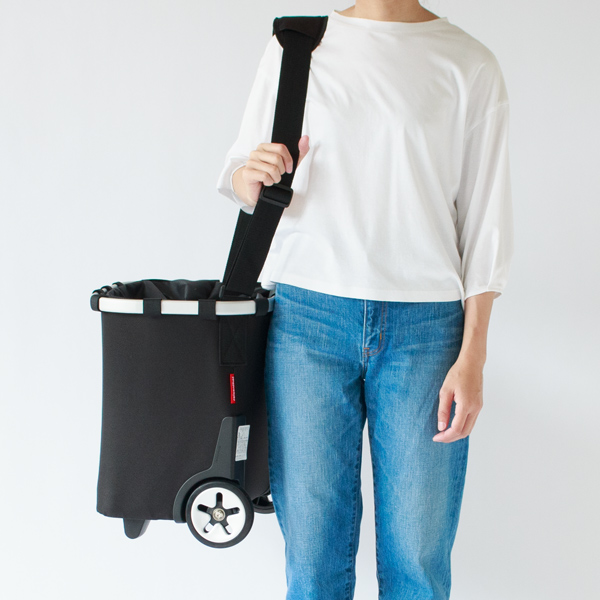 ハンドルを伸ばさずショルダー持ちしているところ(身長163cm・BLACK)