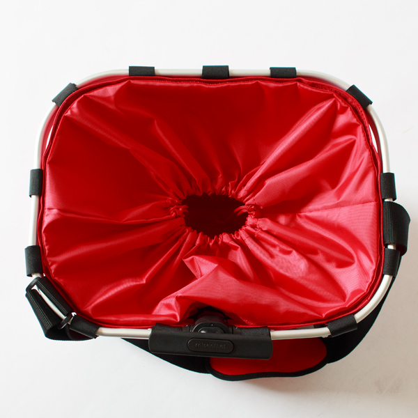 巾着のように荷物をカバーできます(RED)