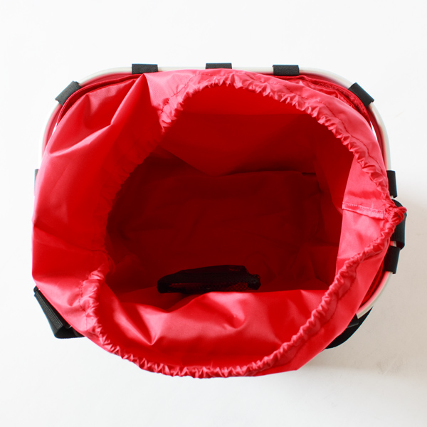 カゴのようにぽんぽん荷物を入れられます(RED)