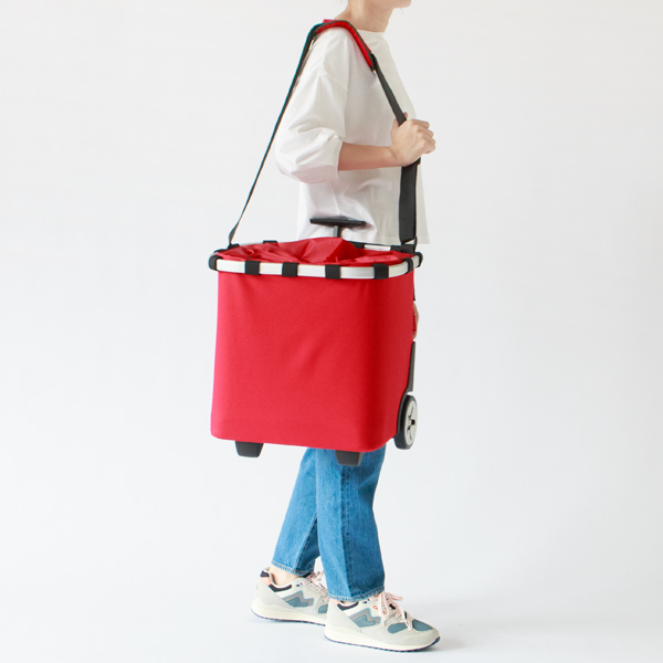 ハンドルを伸ばさずショルダー持ちしているところ(身長163cm・RED)