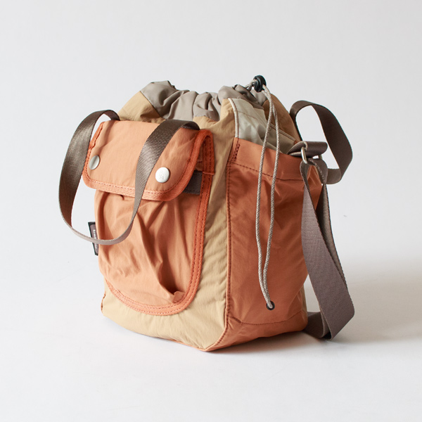 2WAYバッグ Cinch Bucket Bag(Sand Dune)