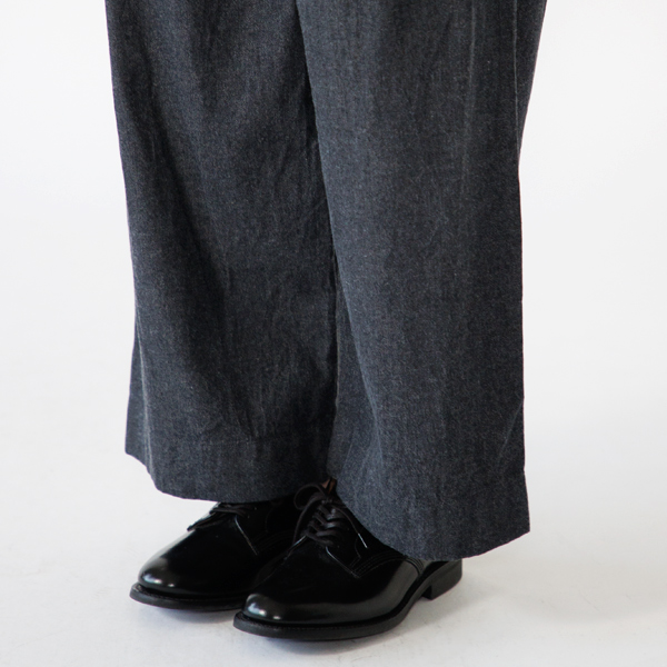 裾は折って穿くのも素敵です(BLACK)