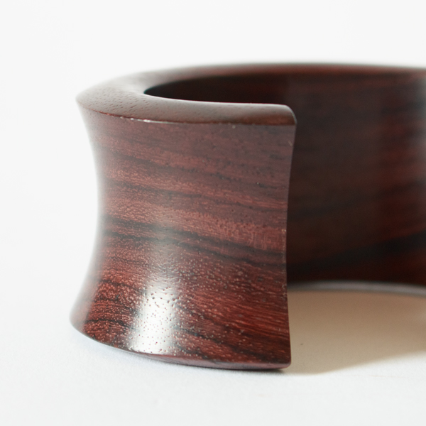 蜜蝋で磨かれた木肌は、自然のままの美しさを大切にした証。(Concave)