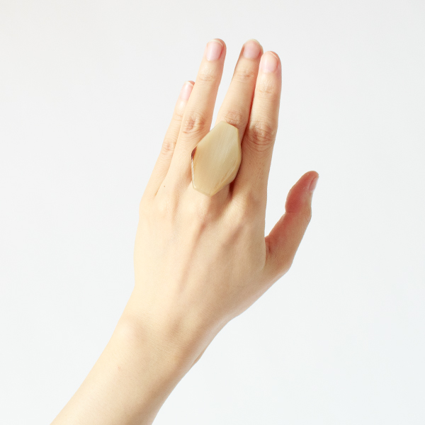 中指につけて印象的に(white natural)