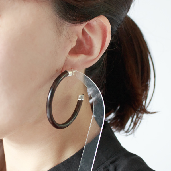絶妙なサイズ感のフープピアス(Rounded Hoop)