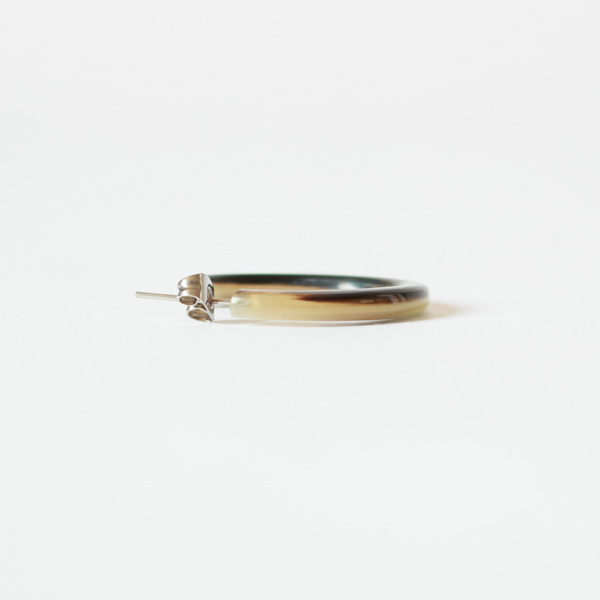 熟練の職人の手作業で作られているから、薄くて非常に軽やか(Rounded Horn)