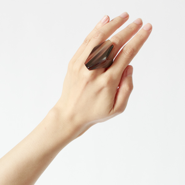 大胆なフォルムが目を引くデザインながら、指に優しくフィットする着け心地(brown natural)