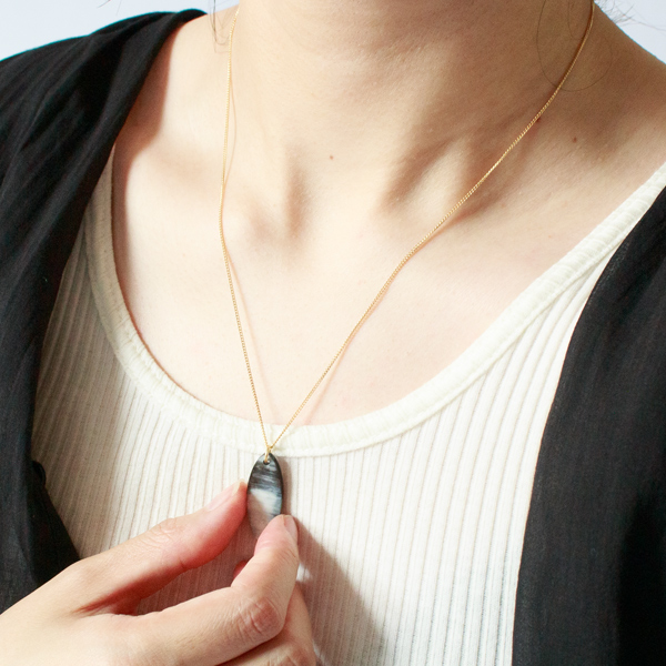素肌にも洋服の上にも自然になじみ、さりげない存在感を放ちます。(Oval Horn)