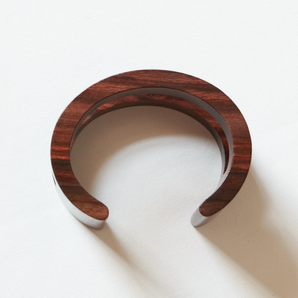 手首をスライドさせて使うカフタイプのバングル(Wood Cut Out)