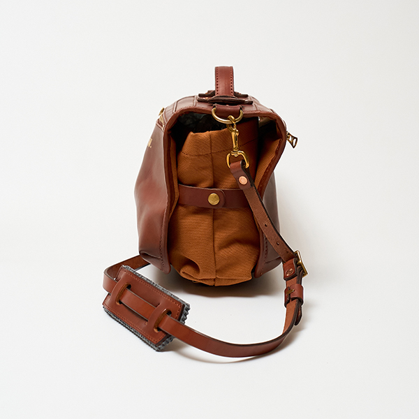 ショルダーバッグ LEATHER WANDER PANNIER BAG SMALL（CAMEL）