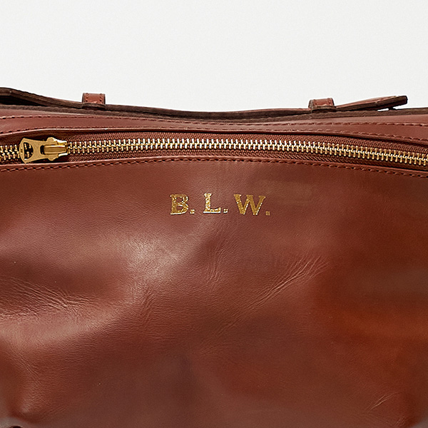 “荷物を詰め込んで放浪したくなる”という想いを込めた「BAGGAGE LOAD WANDERLUST」の頭文字の刻印。