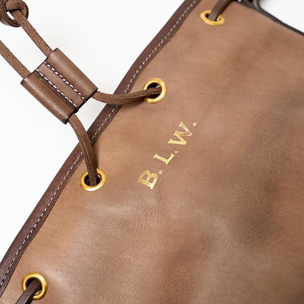 荷物を詰め込んで放浪したくなる”という想いを込めた「BAGGAGE LOAD WANDERLUST」の頭文字の刻印。