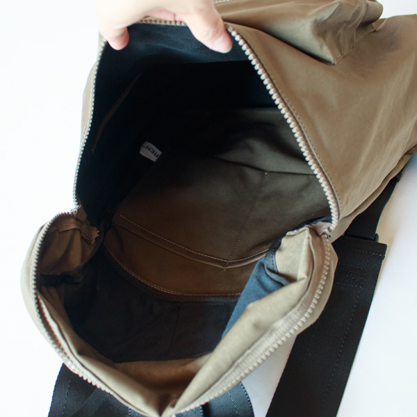 広めに設計された開口部(KHAKI)
