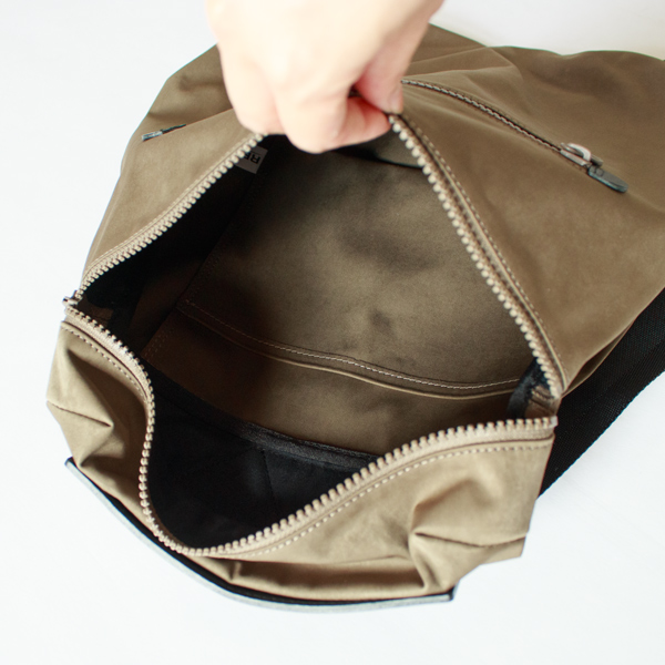 メインスペースの背側にはオープンポケット付き(KHAKI)