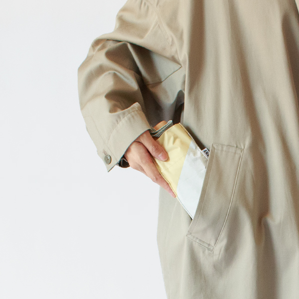 ポケットにも入れられるサイズ感（Linen Yellow）