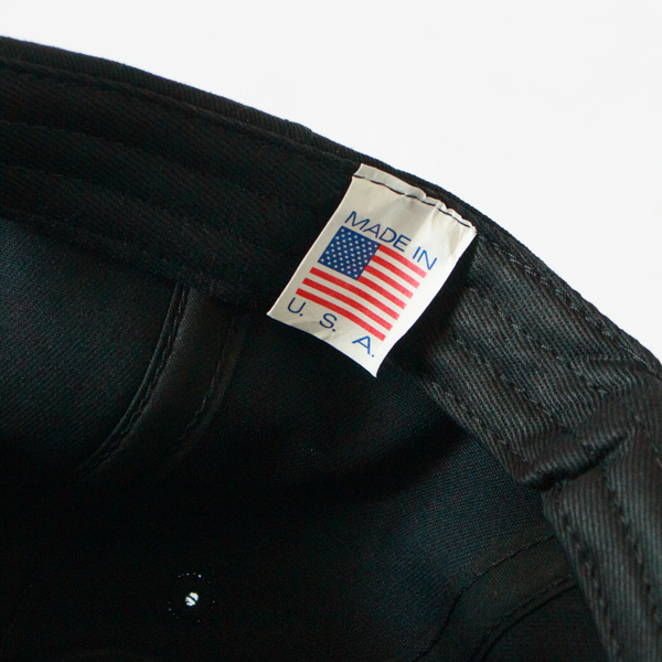 現在でもアメリカ国内の工場で、熟練の職人たちが一つひとつ手作業で製作しています。