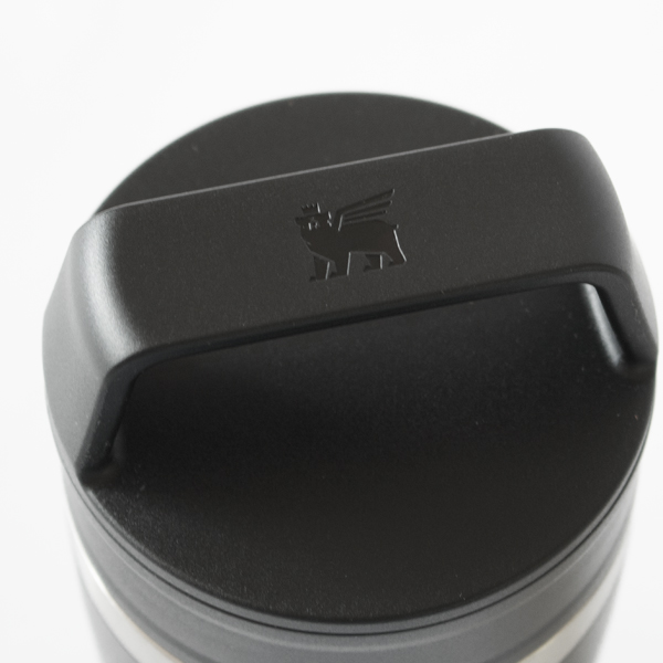 持ち運びやカバンからの出し入れに便利なハンドル付き。BLACK 2.0)