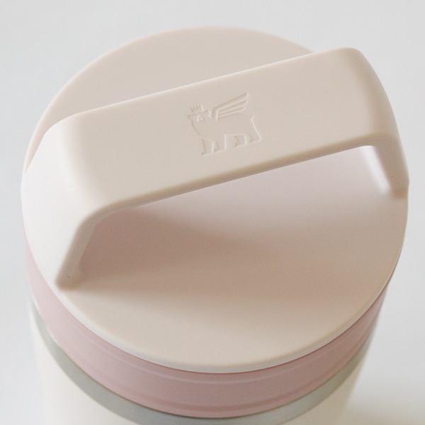 カバンからの出し入れや持ち運びに便利なハンドル付き(ROSE QUARTZ)
