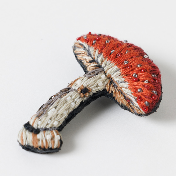 Fly Amanita Mushroom　軽いためニット以外にもカットソーにもつけて楽しめます