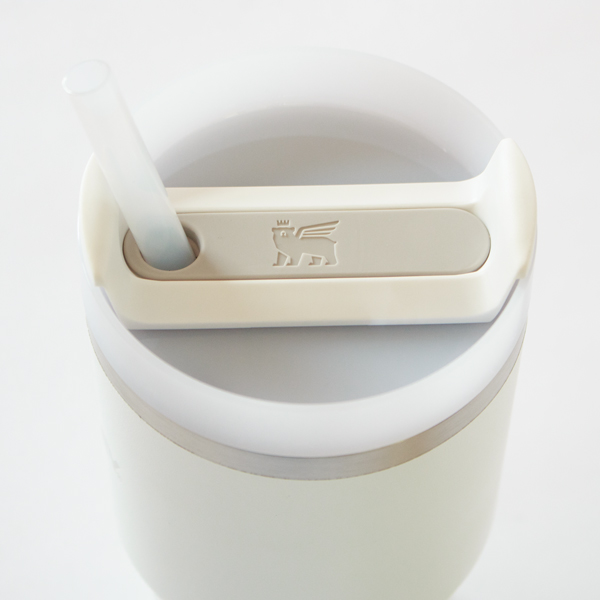蓋のつまみを回転させて、ストロー/飲み口へと切り替えます。