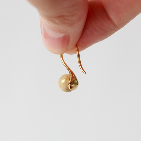 オリジナルより一回り小さくした漆の珠に、フック型の金具を合わせた別注品