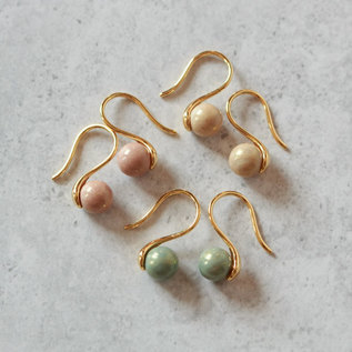 BESPOKE NUANCE GOLD HOOK EARRINGS