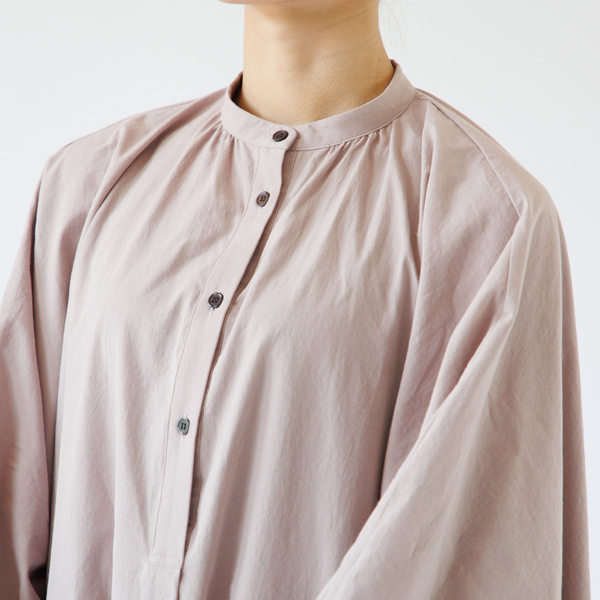 首元には程よいギャザーが入っています(身長160cm・GREY)