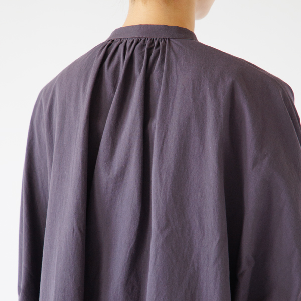 首元には程よいギャザーが入っています(身長160cm・PURPLE)