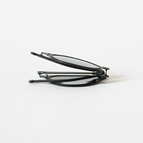 厚さわずか8mm(Dark grey)