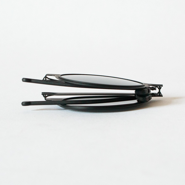 厚さわずか8mm(Dark grey)