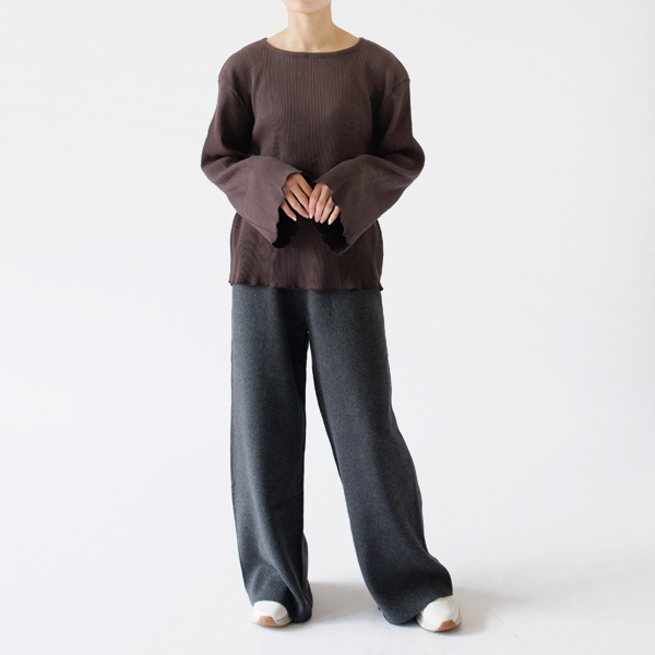 ゆるっとボトムスを合わせて（身長162cm・DARK BROWN）