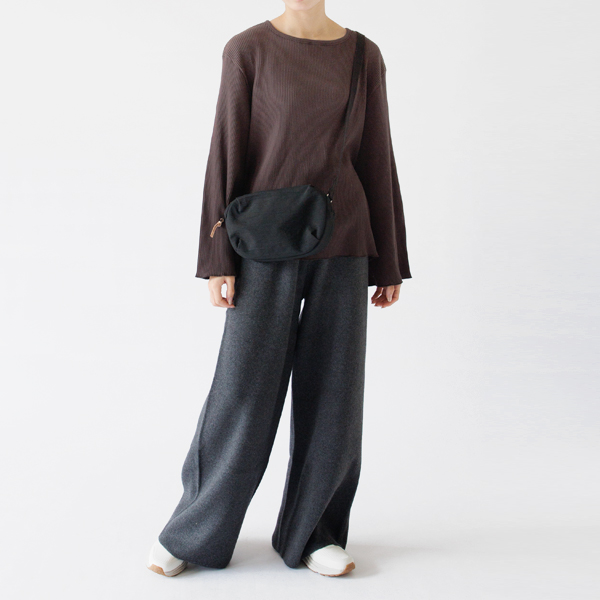 ゆるっとボトムスを合わせて（身長162cm・DARK BROWN）