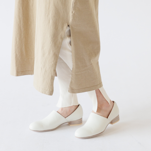 足元はスリットがあるのでレギンスと合わせても（BEIGE）